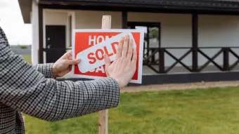 What Homebuyers Notice in Your Yard (Before They Even Walk Inside)