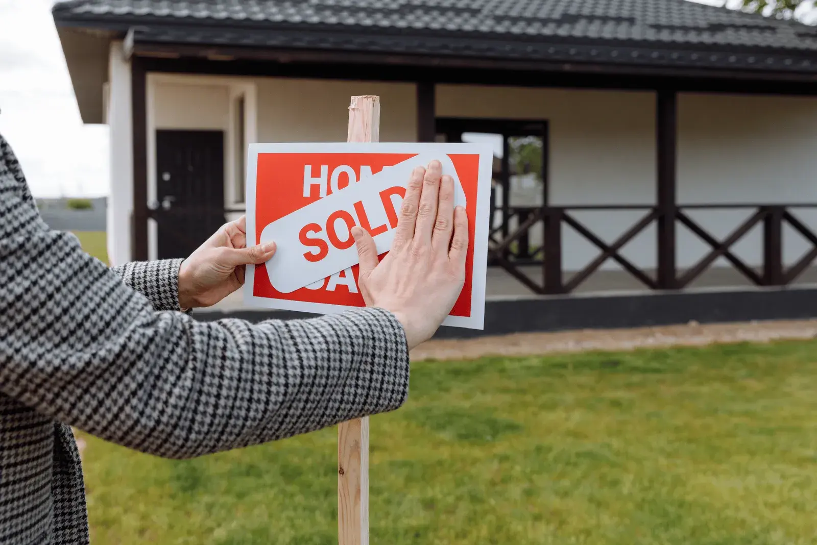 What Homebuyers Notice in Your Yard (Before They Even Walk Inside)